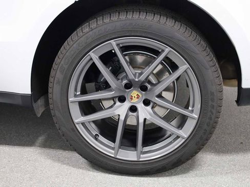 Certified 2025 Porsche Macan Turbo image 39