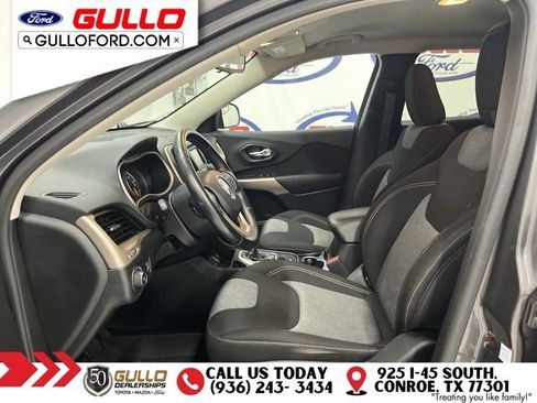 Used 2018 Jeep Cherokee Latitude w/ Altitude Package FWD image 28