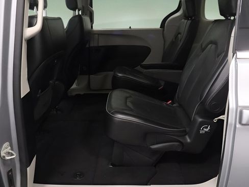 Used 2020 Chrysler Pacifica Limited FWD image 11