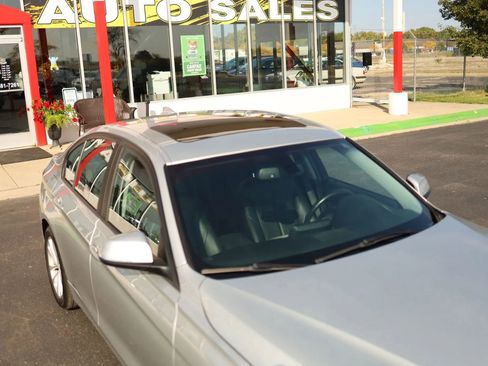 Used 2018 BMW 320i xDrive 320i xDrive Sedan 4D w/ Convenience Package image 41