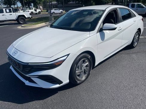 Used 2025 Hyundai Elantra SE FWD image 4