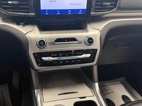 Used 2022 Ford Explorer XLT w/ Equipment Group 202A AWD/4WD image 18