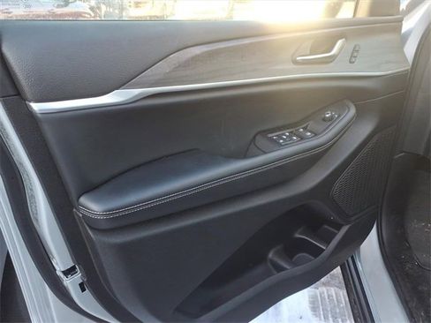 Used 2025 Jeep Grand Cherokee Limited image 9