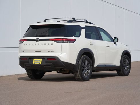 Used 2023 Nissan Pathfinder SV image 3