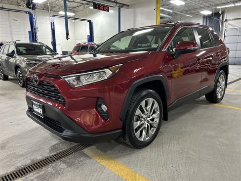 Used 2021 Toyota RAV4 XLE Premium image 4
