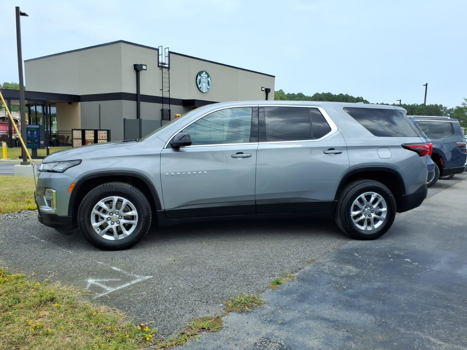 Used 2023 Chevrolet Traverse LS FWD image 2