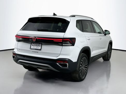 Certified 2025 Volkswagen Taos SE image 6