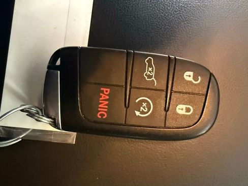 Used 2020 Jeep Grand Cherokee Altitude image 23