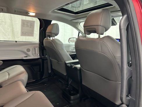 Used 2025 Toyota Sienna XLE image 59