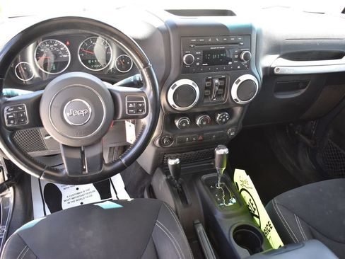 Used 2018 Jeep Wrangler Unlimited Sahara w/ Connectivity Group AWD/4WD image 18