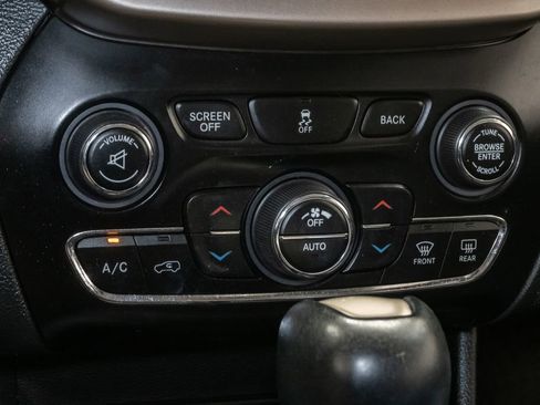 Used 2016 Jeep Cherokee Limited image 16