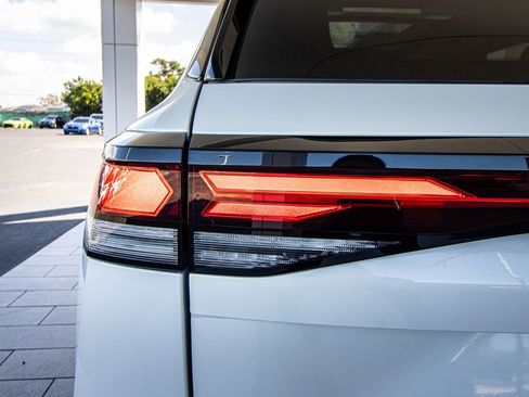 New 2026 Volkswagen Tiguan SE R-Line FWD image 18