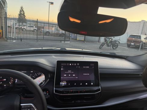 Used 2025 Jeep Compass Trailhawk image 22