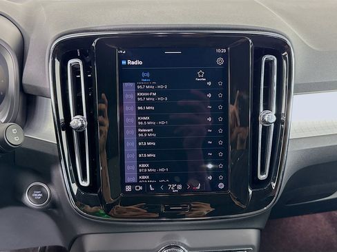 Used 2025 Volvo XC40 B5 Core image 17