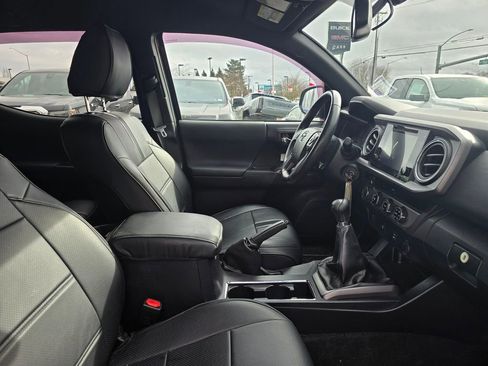 Used 2017 Toyota Tacoma TRD Off-Road w/ Tow Package image 44