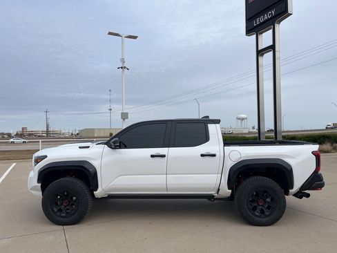 Used 2025 Toyota Tacoma TRD Sport image 4