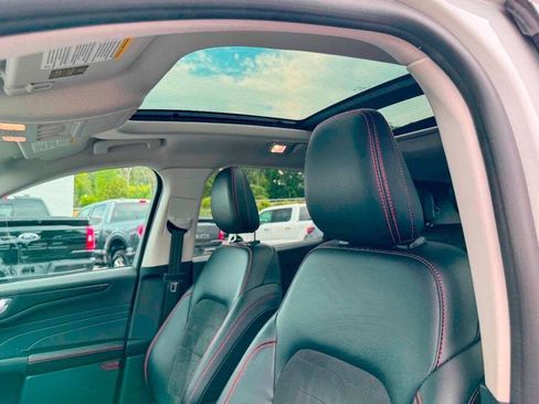 Used 2022 Ford Escape SEL w/ SEL Stealth AWD Package image 17