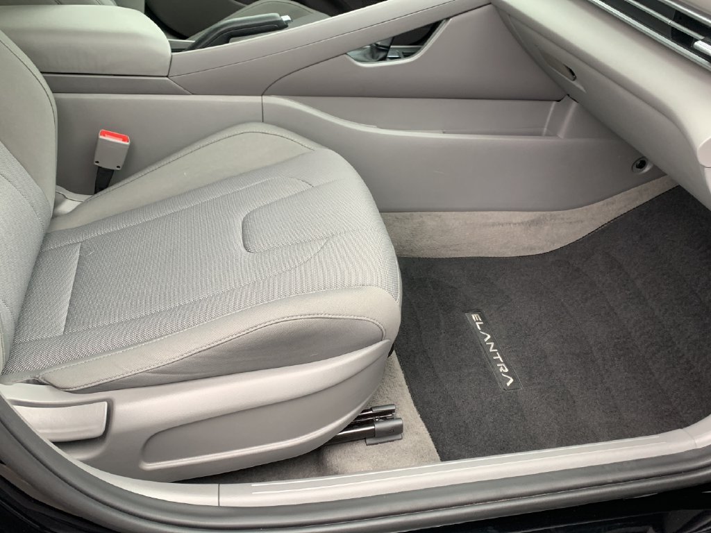 Certified 2026 Hyundai Elantra SE w/ Cargo Package FWD image 35