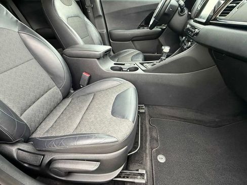 Used 2017 Kia Niro EX FWD image 18