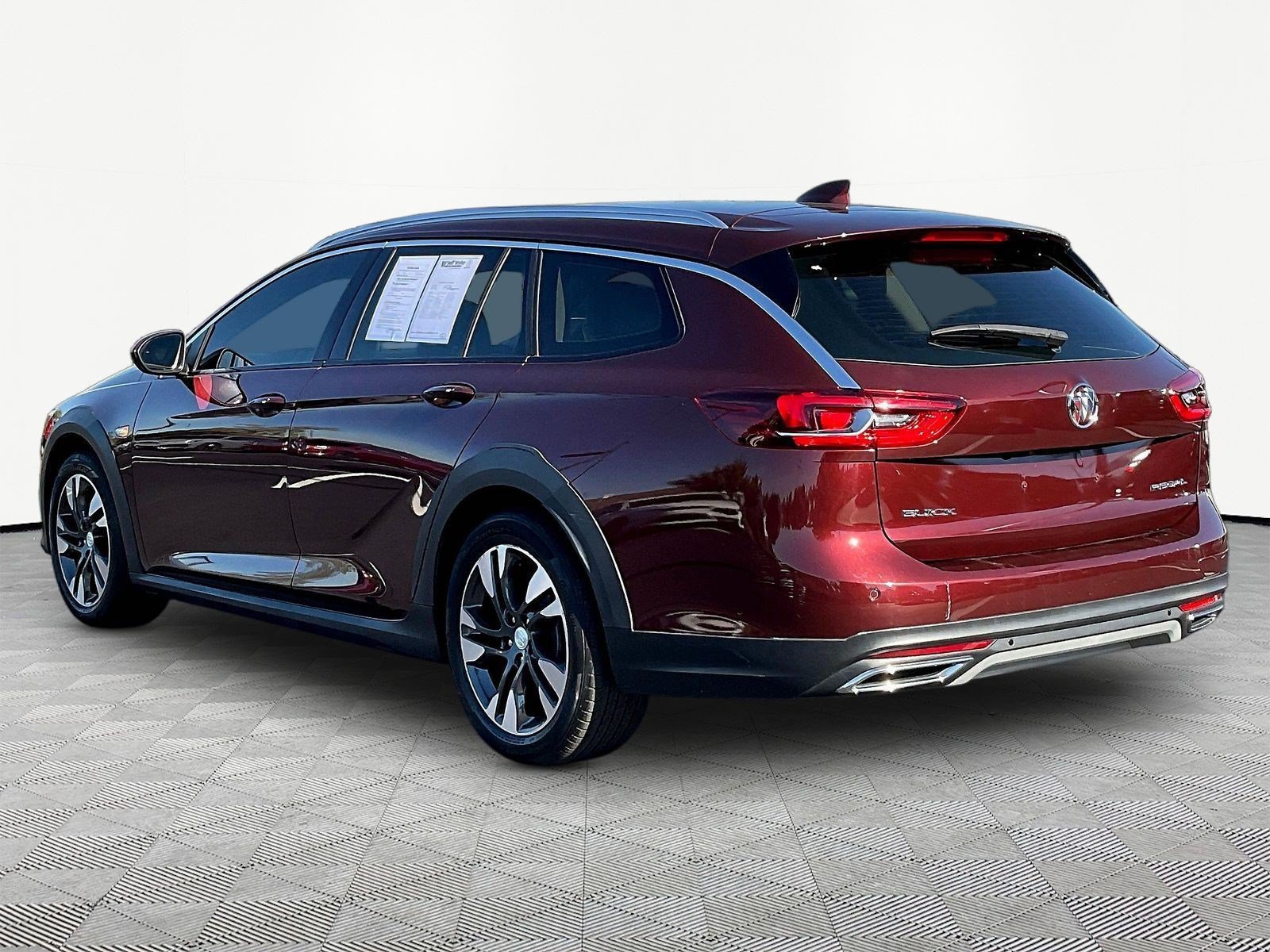 Used 2018 Buick Regal Preferred w/ Sights and Sounds Package AWD/4WD image 4