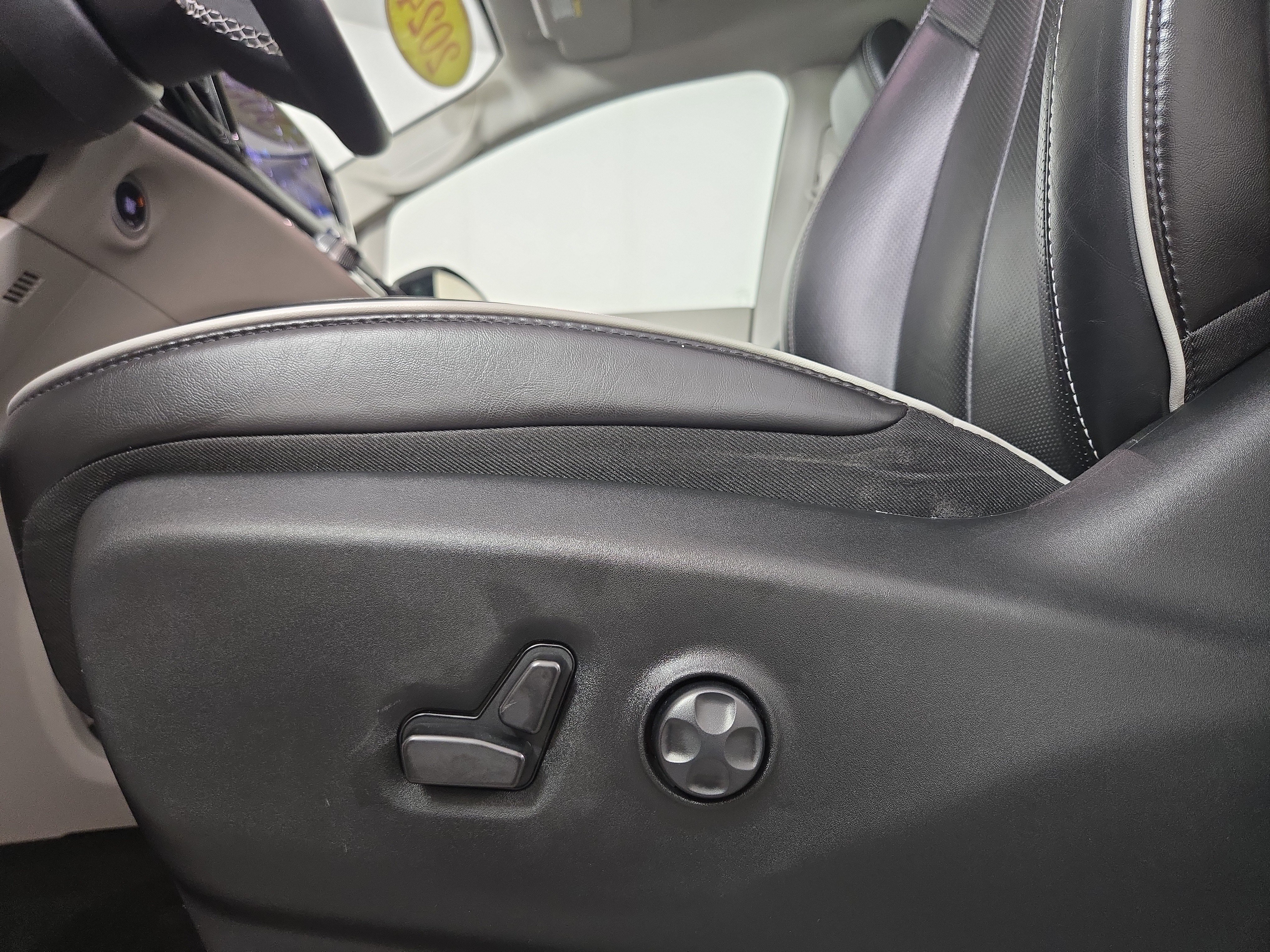 Used 2024 Chrysler Pacifica Limited FWD image 33