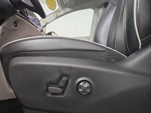 Used 2024 Chrysler Pacifica Limited FWD image 33