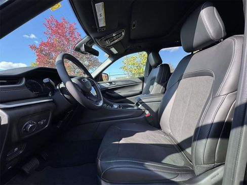 New 2025 Jeep Grand Cherokee Altitude image 13
