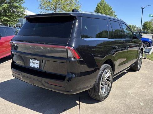 Used 2025 Lincoln Navigator Reserve AWD/4WD image 3