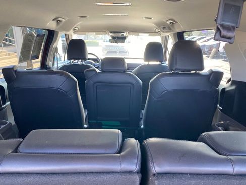 Used 2025 Kia Carnival FWD image 7