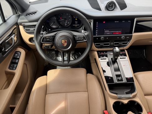 Certified 2024 Porsche Macan AWD/4WD image 17