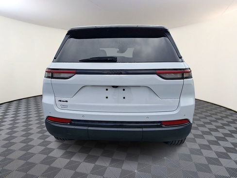 Used 2023 Jeep Grand Cherokee Altitude AWD/4WD image 8