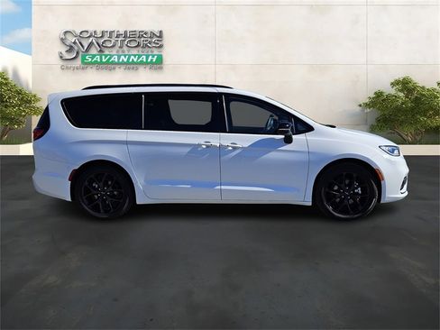 Used 2024 Chrysler Pacifica Limited w/ Uconnect Theater Family Group image 6