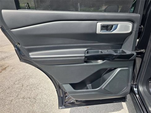 Used 2021 Ford Explorer Platinum w/ Equipment Group 601A AWD/4WD image 12