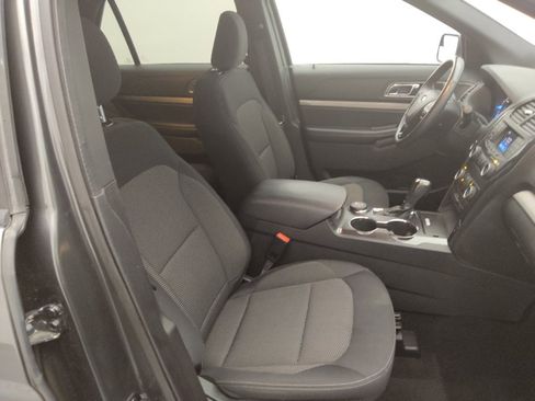 Used 2019 Ford Explorer XLT image 21