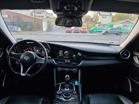 Used 2018 Alfa Romeo Giulia AWD image 18