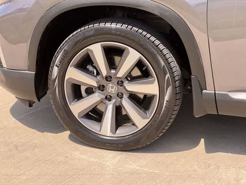Used 2025 Honda Pilot Touring image 9