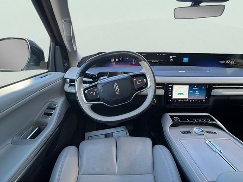 Used 2025 Lincoln Navigator L Reserve AWD/4WD image 11