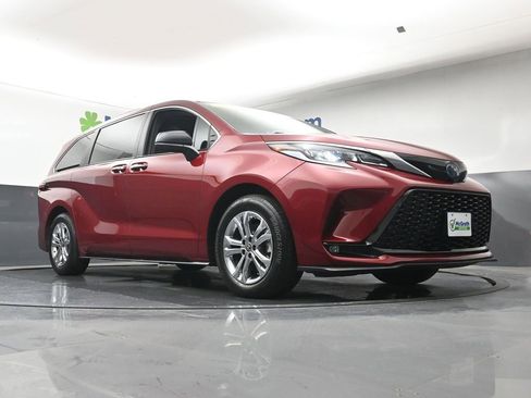 Used 2023 Toyota Sienna XSE AWD/4WD image 22