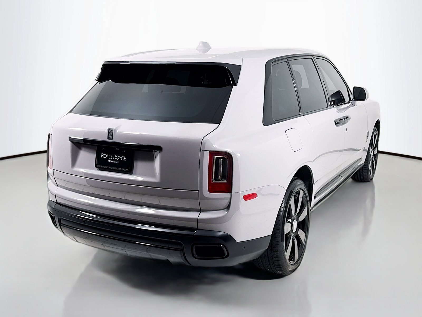Certified 2022 Rolls-Royce Cullinan w/ Dark Exterior Package AWD/4WD image 9