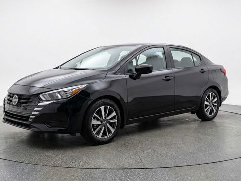 Used 2025 Nissan Versa SV image 3