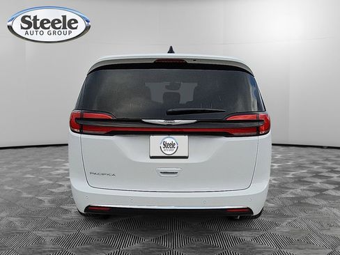 New 2026 Chrysler Pacifica Select image 4