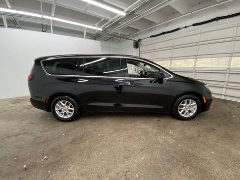 Used 2024 Chrysler Pacifica Touring-L image 7