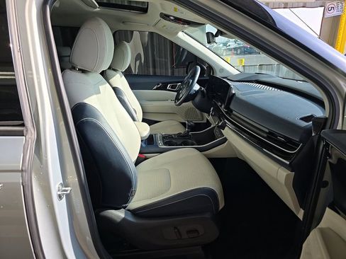 Used 2025 Kia Carnival SX Prestige FWD image 9