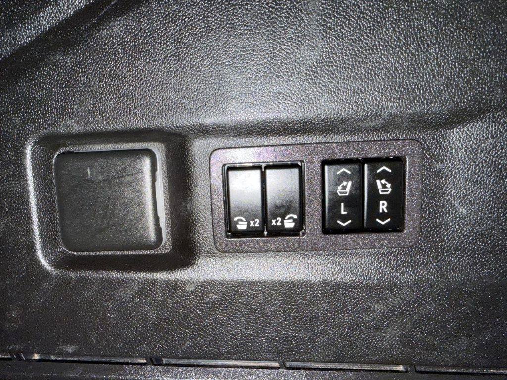 Used 2024 Chevrolet Tahoe High Country AWD/4WD image 33