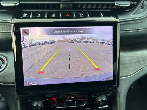 Used 2023 Jeep Grand Cherokee L Limited w/ Black Appearance Package image 18