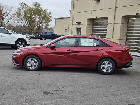 New 2025 Hyundai Elantra SE image 4