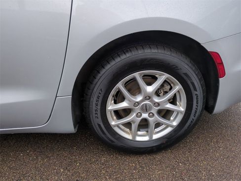 Used 2024 Chrysler Pacifica Touring-L image 32