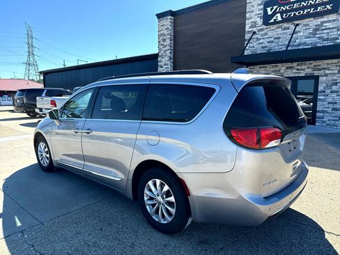 Used 2017 Chrysler Pacifica Touring-L image 2