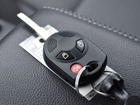 Used 2018 Ford Escape SE w/ Ford Safe & Smart Package FWD image 13