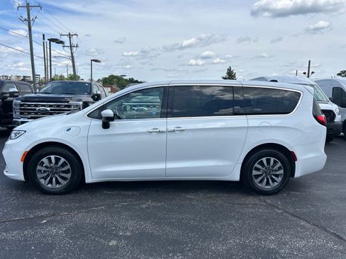 Used 2023 Chrysler Pacifica Touring-L FWD image 4